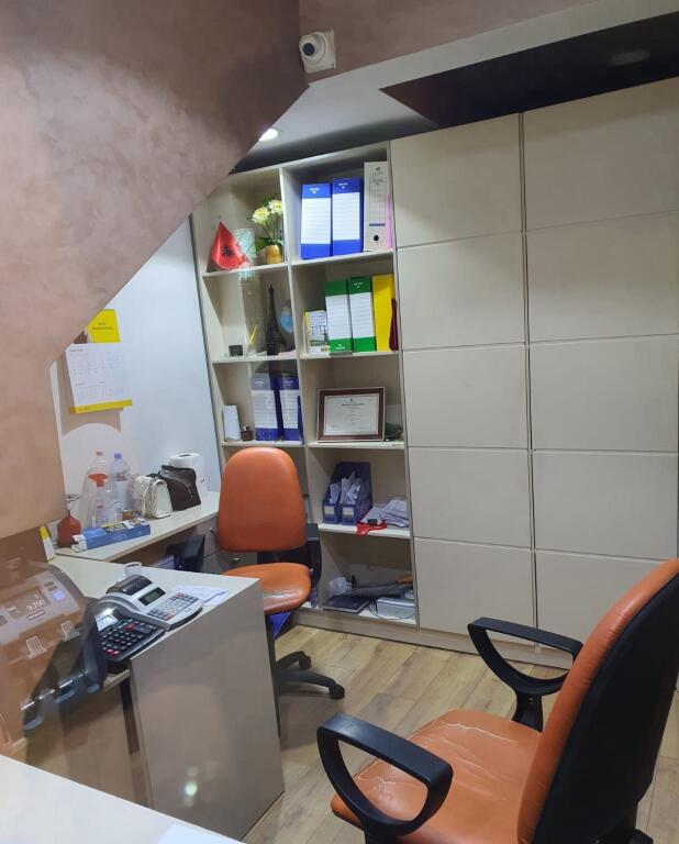 🏪 Dyqan në Shitje – Rruga e Kavajës!