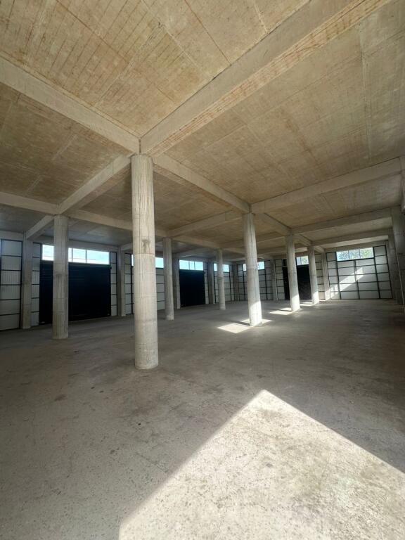 🏭 Jepet me Qira 2200m² Godinë 2-Katëshe – Pranë Top Channel