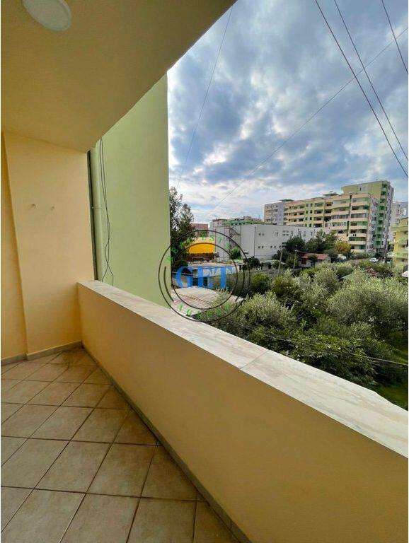 Disponiamo in vendita un Appartamento 1+1 vicino alla Scuola "Bajram Curri" sulla Spiaggia.