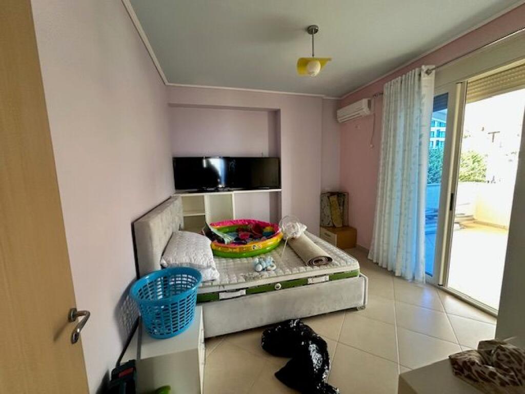 Shitet Papafingo me pamje nga deti ne Sarande