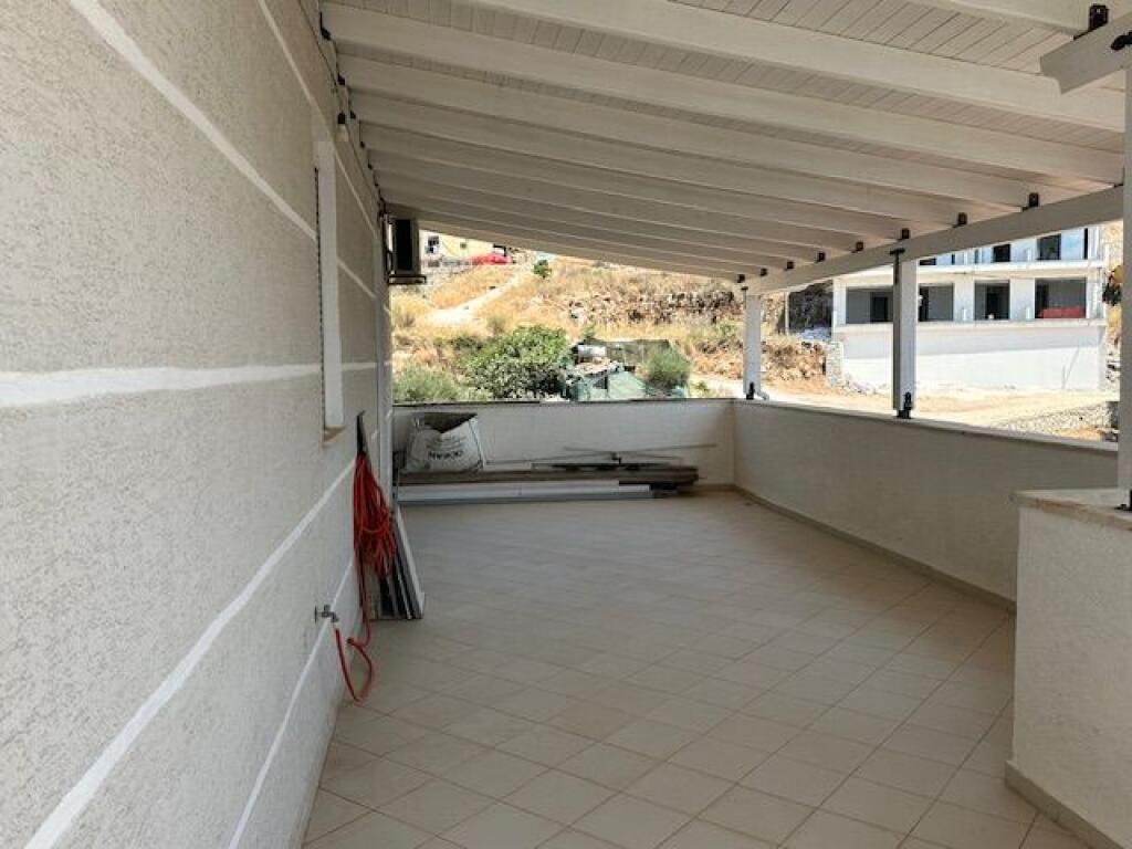 Shitet Papafingo me pamje nga deti ne Sarande