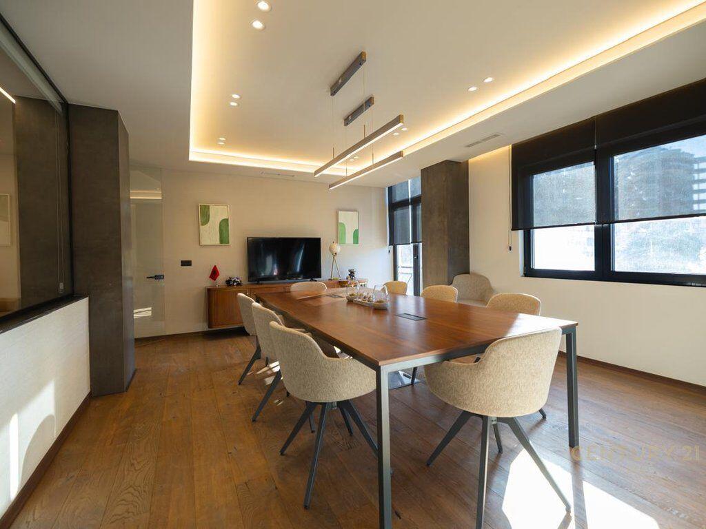 Shitet zyrë moderne në qendër të Bllokut