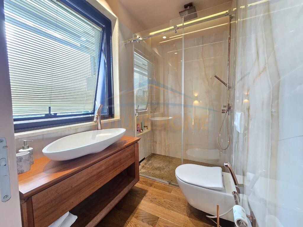 For sale, Apartment 2+1+2+ 2 parking spaces, Center, Tirana.