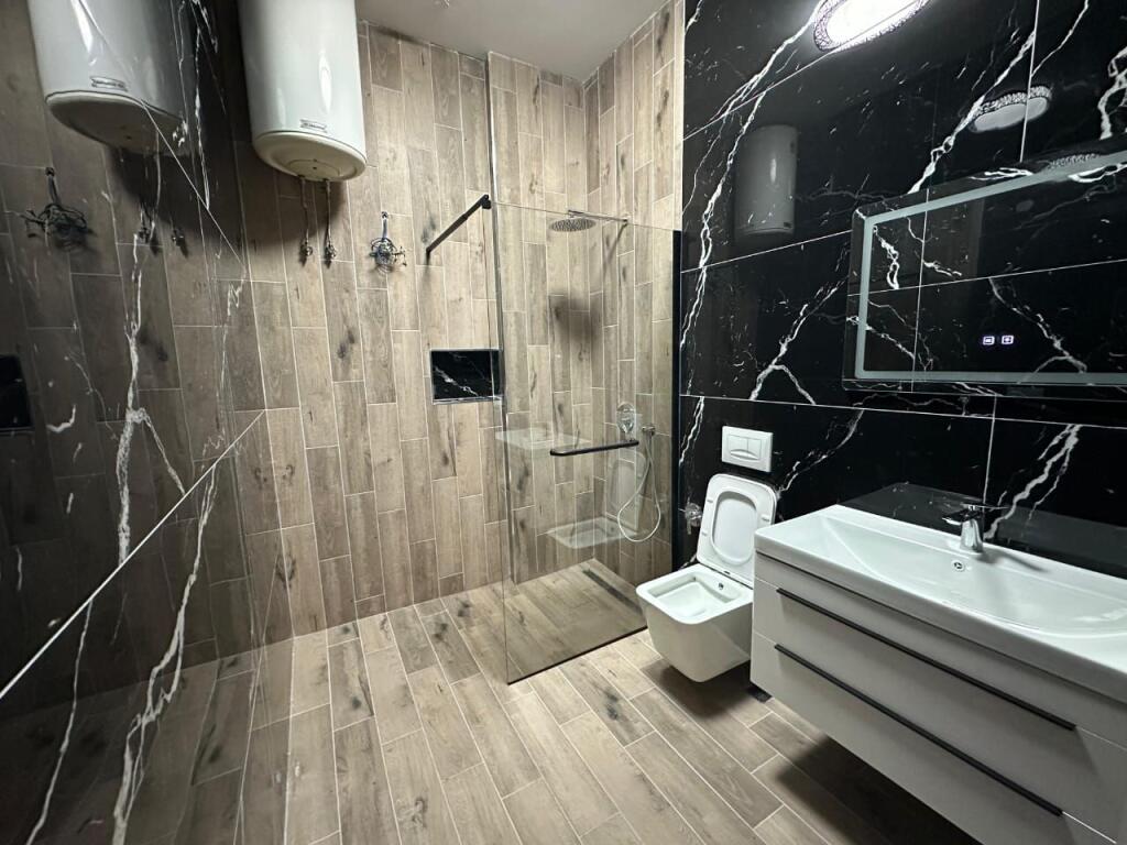 APARTAMENT 3+1 PER SHITJE NE PLAZH, PRANE SHKOLLES BAJRAM CURRI