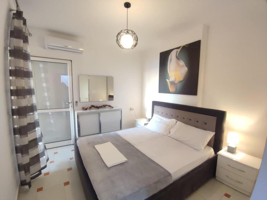 Shitet Apartament me pamje anesore nga deti ne rrugen ''Butrinti''