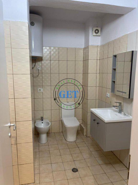 Disponiamo in vendita un Appartamento 1+1 vicino alla Scuola "Bajram Curri" sulla Spiaggia.