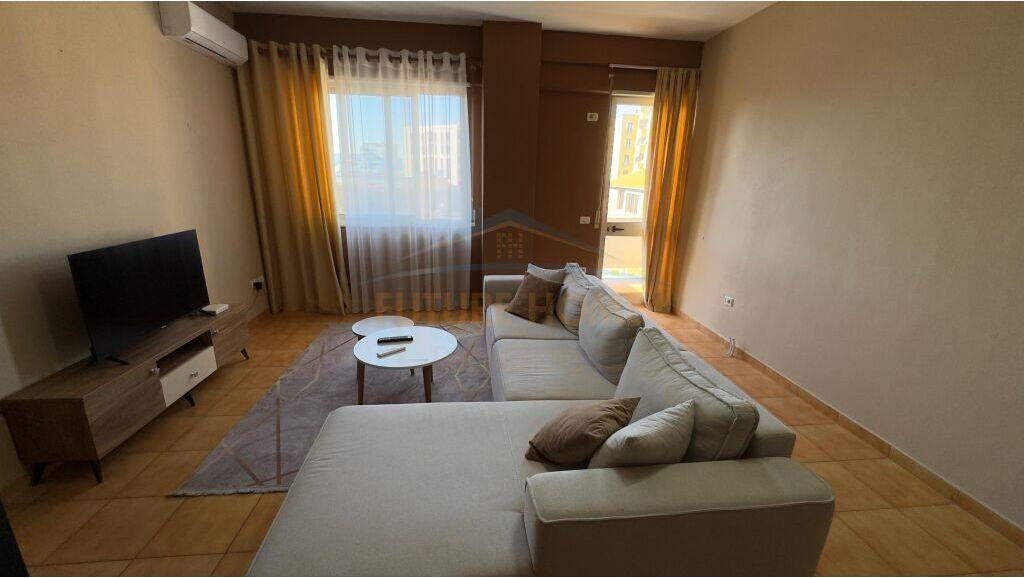 Shitet Apartament 1+1+Post Parkimi, Rruga e Barrikadave