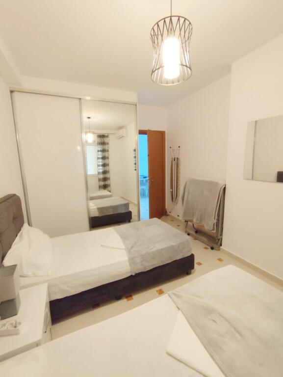 Shitet Apartament me pamje anesore nga deti ne rrugen ''Butrinti''