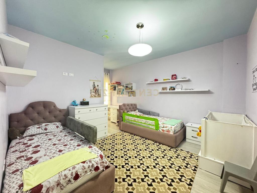 APARTAMENT 4+1+1+2T NE FRESK ME SIP. TOTALE 219 M2 DHE POST PARKIMI PER 2 MAKINA