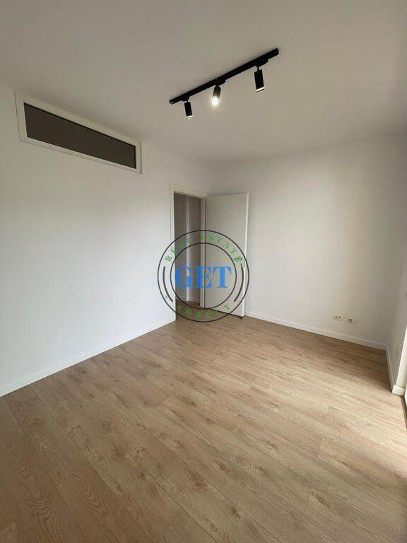 Disponiamo in vendita un Appartamento 1+1 vicino alla Scuola "Bajram Curri" sulla Spiaggia.