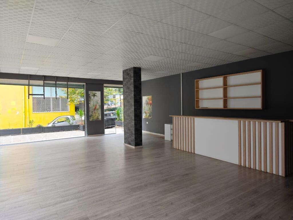 Ambjent me Qira – Fresk  🏢 Kati: 0 (përdhe – i përshtatshëm për biznes) 📐 Sipërfaqe: 98.8 m² ✅ I përshtatshëm për: dyqan, klinikë, zyra, sallon bukurie, market, etj. 💶Cmimi 50.000 leke