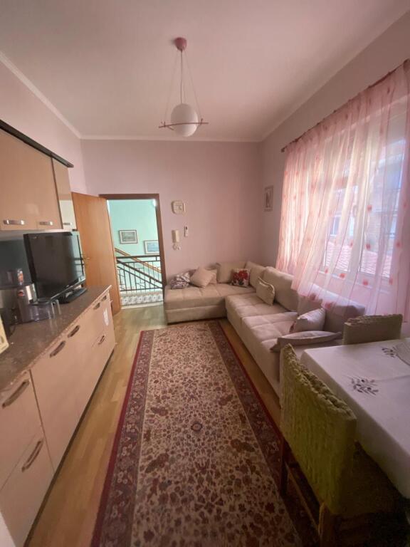 Apartament me qera 2+1
