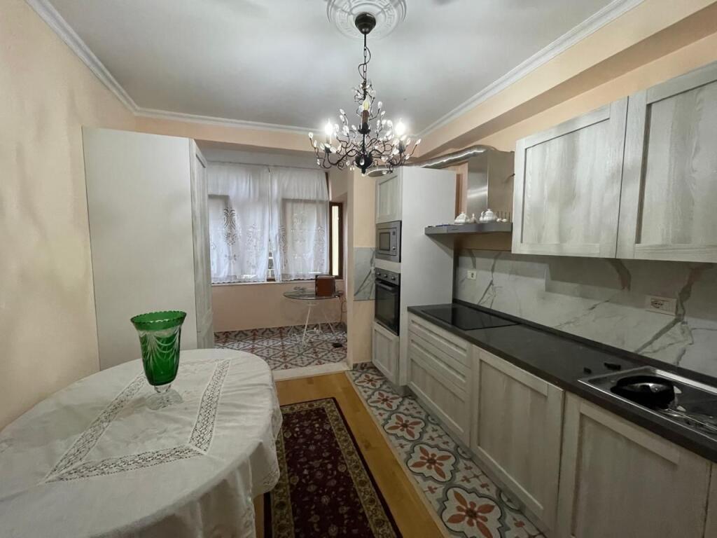 Apartament me Qira 2+1+2 Ballkone tek Selvia