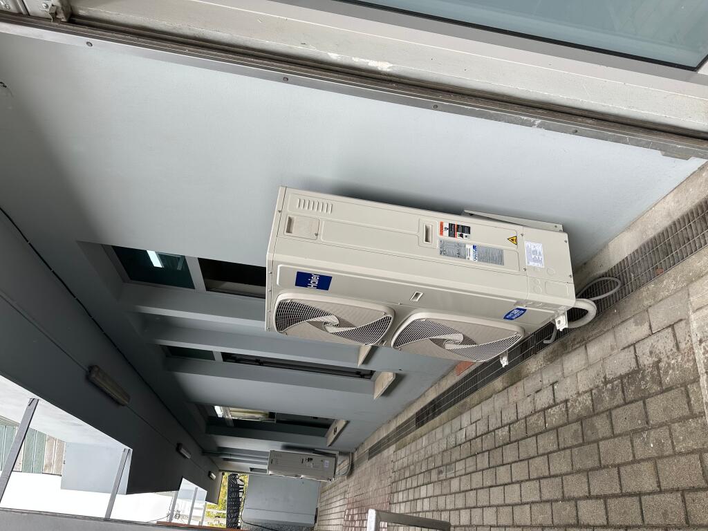 Commercial space for rent by the roadside – 300 m² – Vaqarr 2,000 € /Month