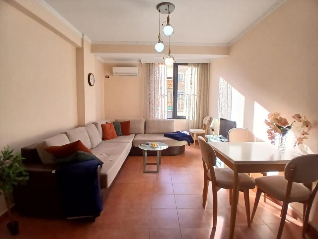 Jepet Me Qera Apartament 1+1+1 Ballkon