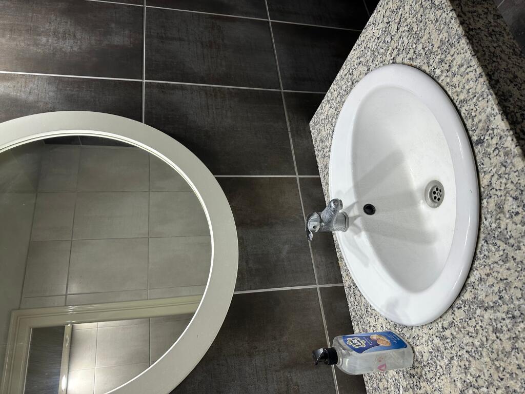 Commercial space for rent by the roadside – 300 m² – Vaqarr 2,000 € /Month