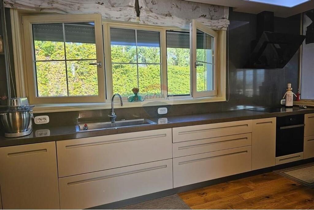 Villa di Lusso in Vendita a Farkë In Una delle Residenze Migliori della Zona