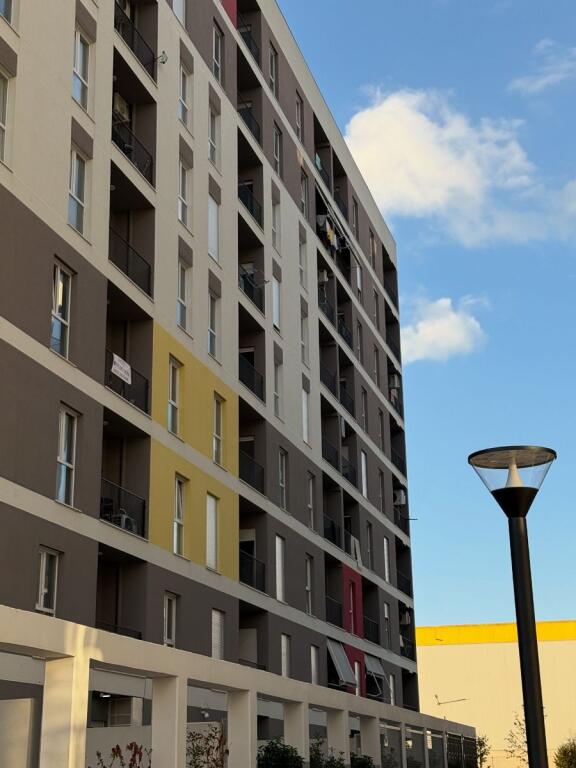 Jepet me qera ambjent biznesi te Univers City