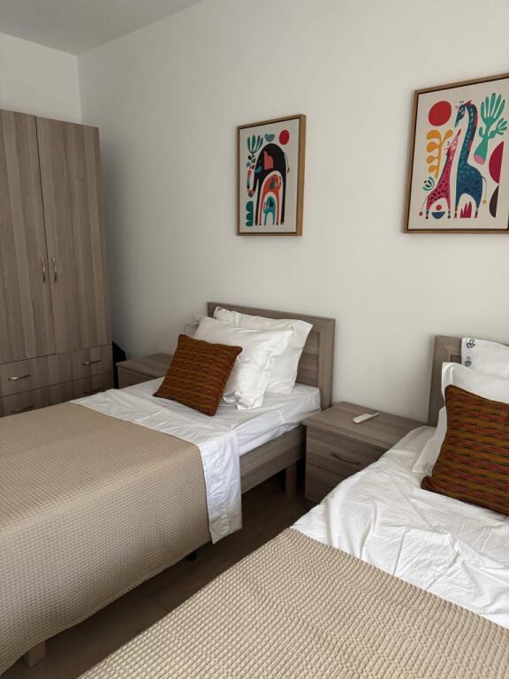 🏠 SHTËPI ME QIRA – RR. E DURRËSIT (Pallati i Kafes Flora)  Jepet me qira apartament 2+1, kati i 2-të, sipërfaqe 90 m², plotësisht i mobiluar me kushte bashkëkohore. ✅ Ndriçim natyral ✅ Mobilim modern ✅ Lokacion shumë i kërkuar dhe pranë çdo shërbimi  💶 Çmimi: 950 € (i diskutueshëm)