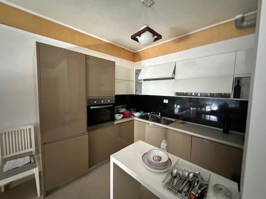 Shitet Papafingo me pamje nga deti ne Sarande