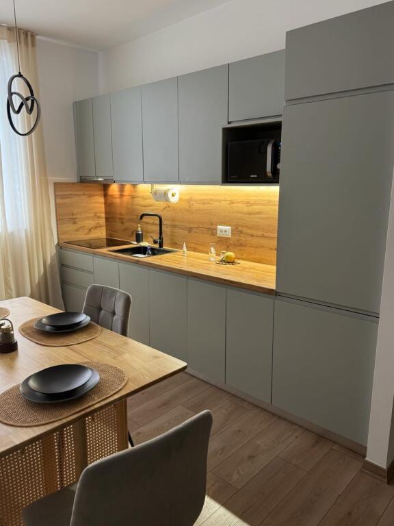 Apartament me qera 2+1 Kafe Flora