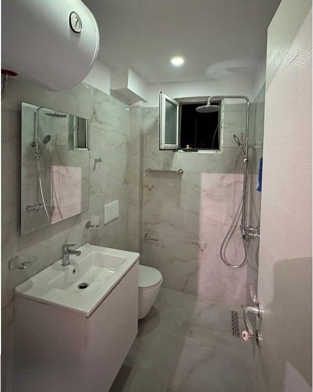 Ambient Për Zyra Me Qira Tek Rr. Kavajës, Pranë Kishës Katolike! 800 € /Muaj