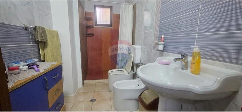 Shitet Apartament 3+1+2 tek Rruga Ali Demi !