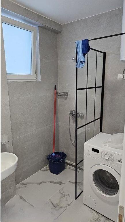 APARTAMENT 2+1 PER QIRA TE KOMPLEKSI FZ Liqeni Thate! 700 € /Muaj