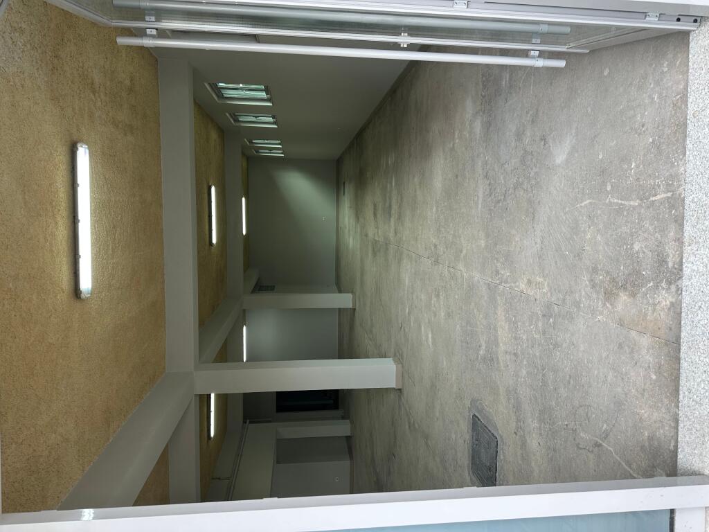 Commercial space for rent by the roadside – 300 m² – Vaqarr 2,000 € /Month