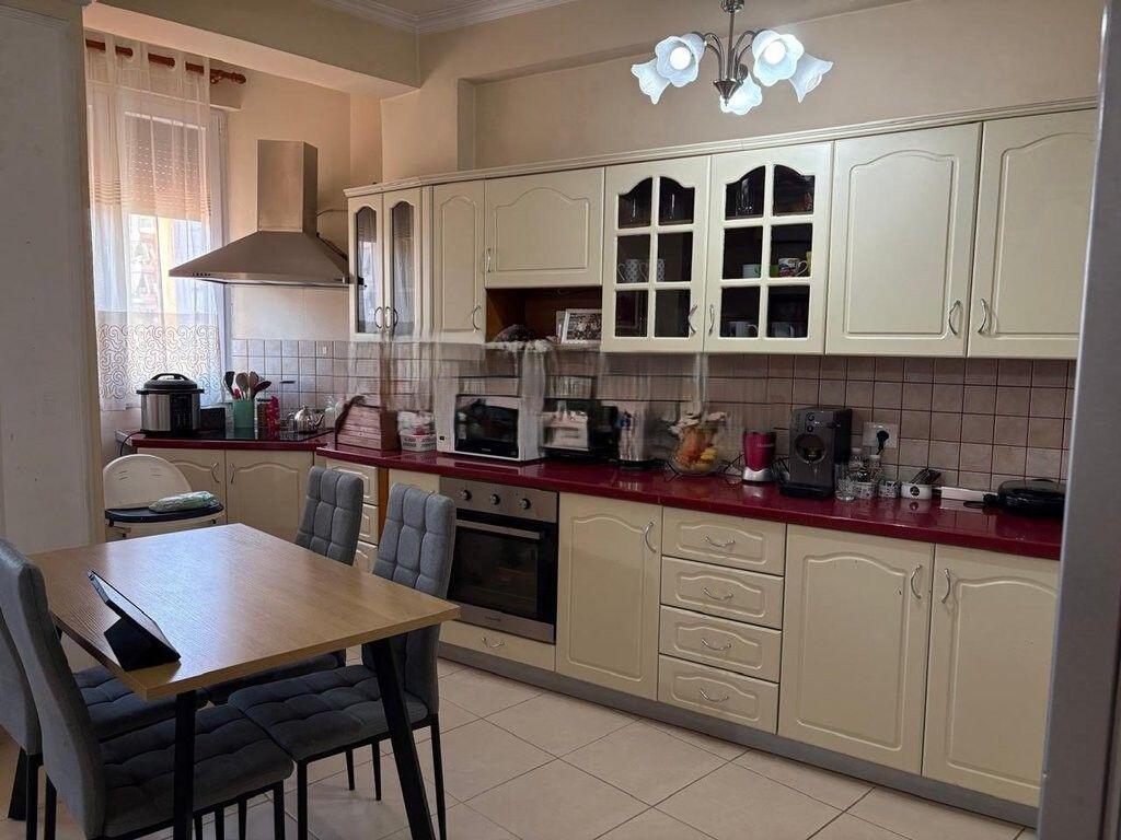 Jepet me qira Apartament 2+1 te Shkolla e Kuqe!!! 570 € /Muaj