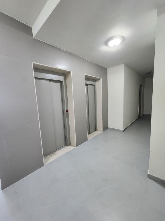 AFFITTASI 2+1 CON 2 BAGNI+POSTO AUTO PER UFFICIO. COMUNE DI PARIGI.