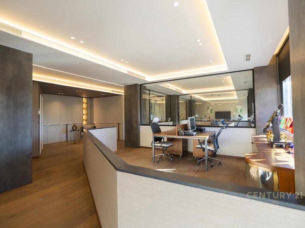 Shitet zyrë moderne në qendër të Bllokut