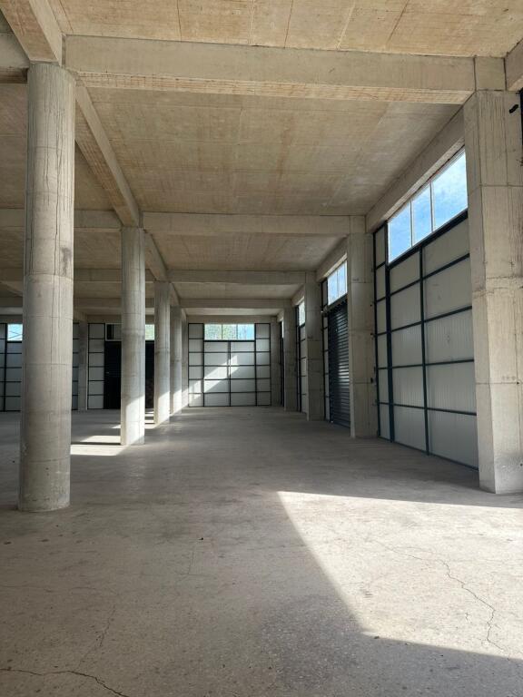🏭 Jepet me Qira 2200m² Godinë 2-Katëshe – Pranë Top Channel