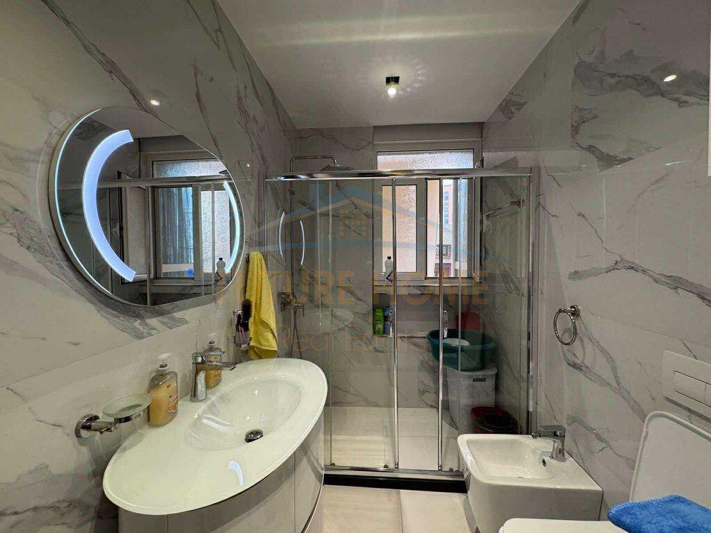 Shitet Apartament 2+1, Komuna e Parisit