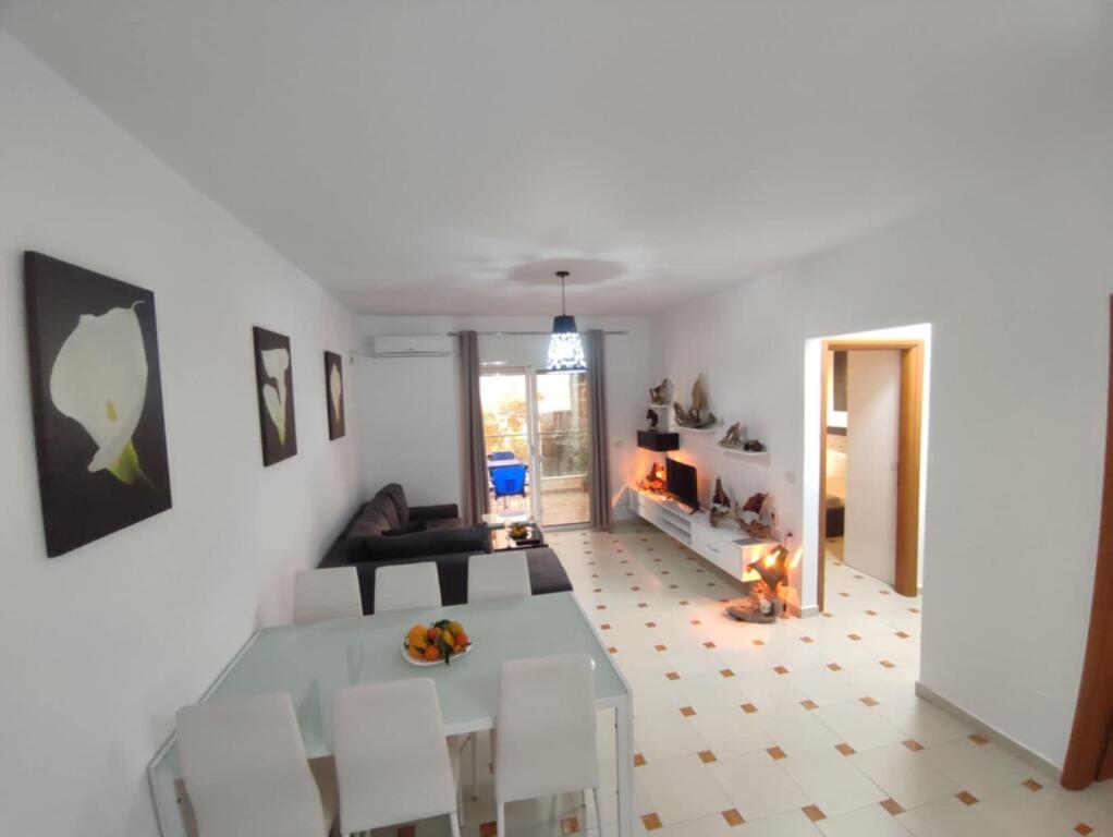 Shitet Apartament me pamje anesore nga deti ne rrugen ''Butrinti''