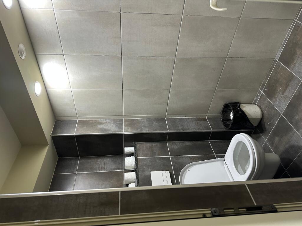 Commercial space for rent by the roadside – 300 m² – Vaqarr 2,000 € /Month