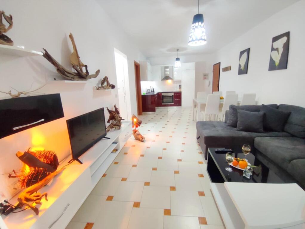 Shitet Apartament me pamje anesore nga deti ne rrugen ''Butrinti''