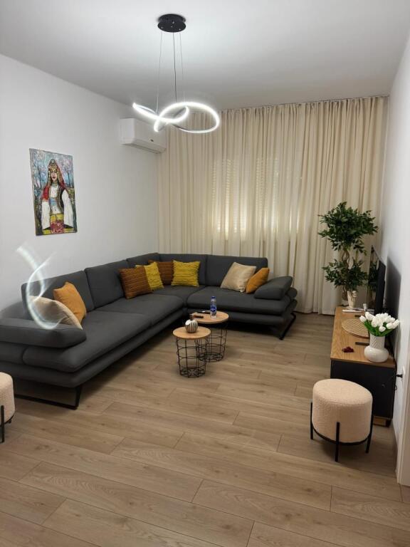 Apartament me qera 2+1 Kafe Flora
