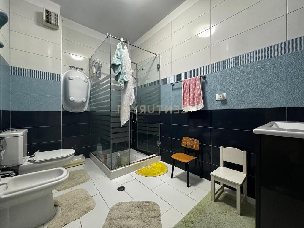 APARTAMENT 4+1+1+2T NE FRESK ME SIP. TOTALE 219 M2 DHE POST PARKIMI PER 2 MAKINA