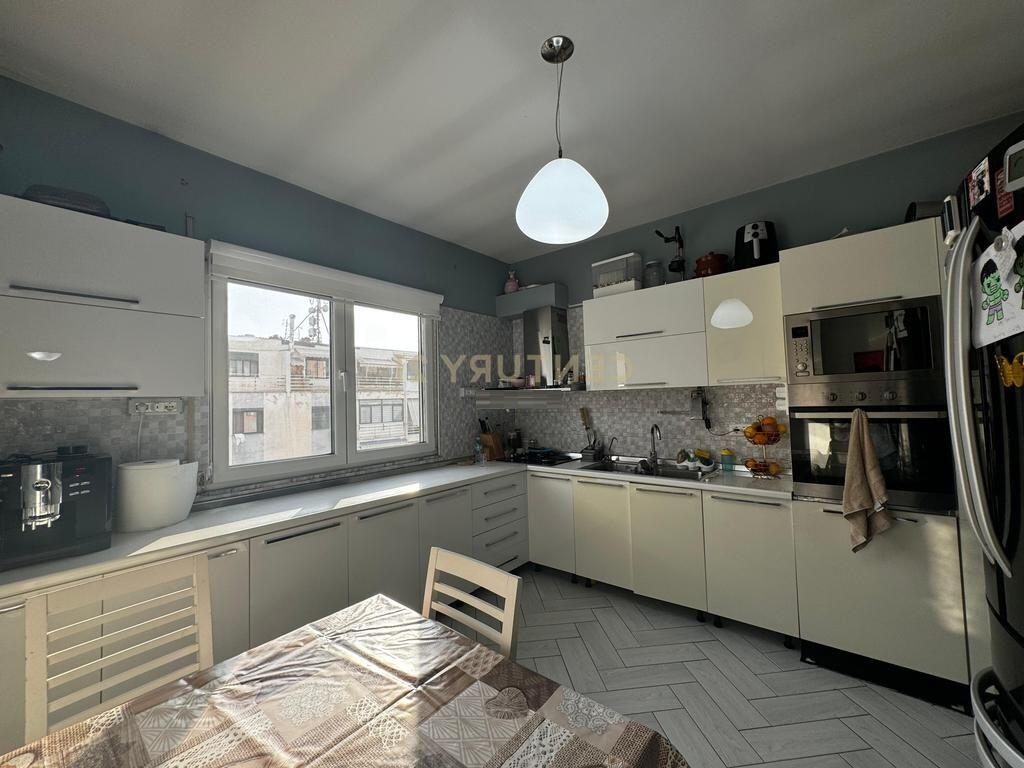APARTAMENT 4+1+1+2T NE FRESK ME SIP. TOTALE 219 M2 DHE POST PARKIMI PER 2 MAKINA