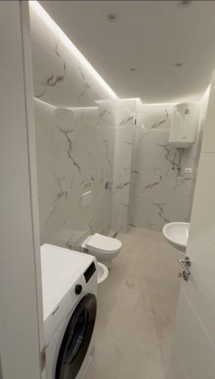 🏢Rruga Jordan Misja,prane Pasticeri Valencia  jepet me qera apartament 1+1,i mobiluar.: 65,000Leke