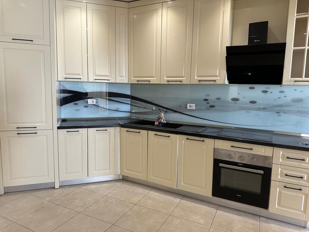 Shitet Apartament ne Astir – Pamje Panoramike dhe Dritë Natyrale!