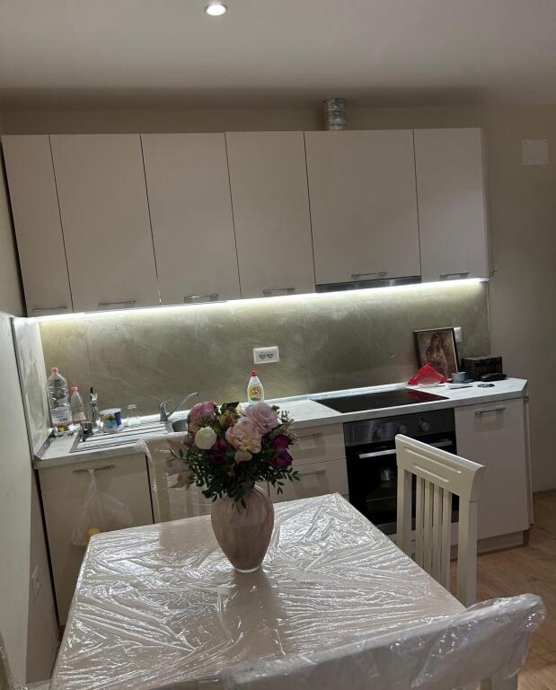 Jepet me qira apartament 2+1 tek Bulevardi Bajram Curri!
