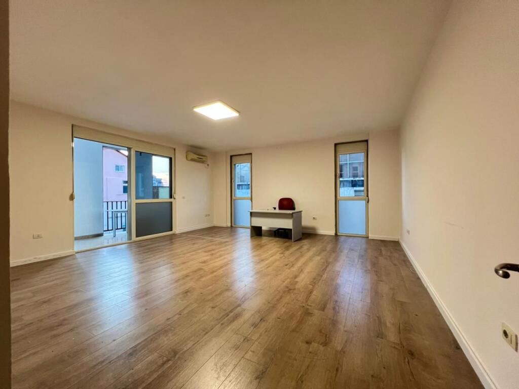 QIRA, ZYRË - 85 m2 te RRUGA KAVAJËS‼️