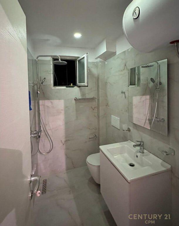 Ambient Për Zyra Me Qira Tek Rr. Kavajës, Pranë Kishës Katolike! 800 € /Muaj