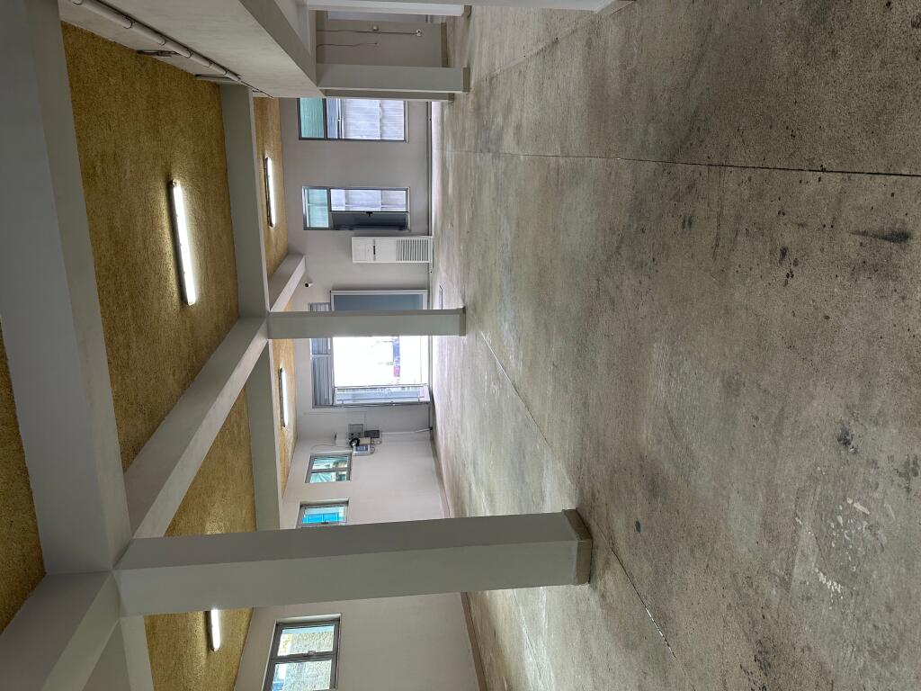 Commercial space for rent by the roadside – 300 m² – Vaqarr 2,000 € /Month