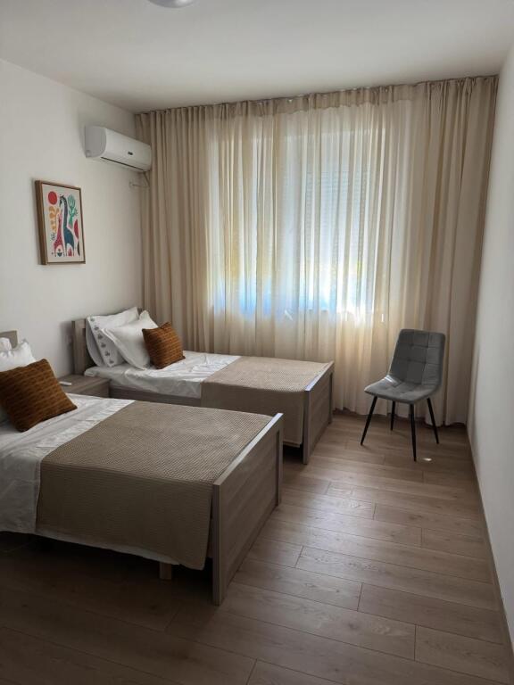 Apartament me qera 2+1 Kafe Flora