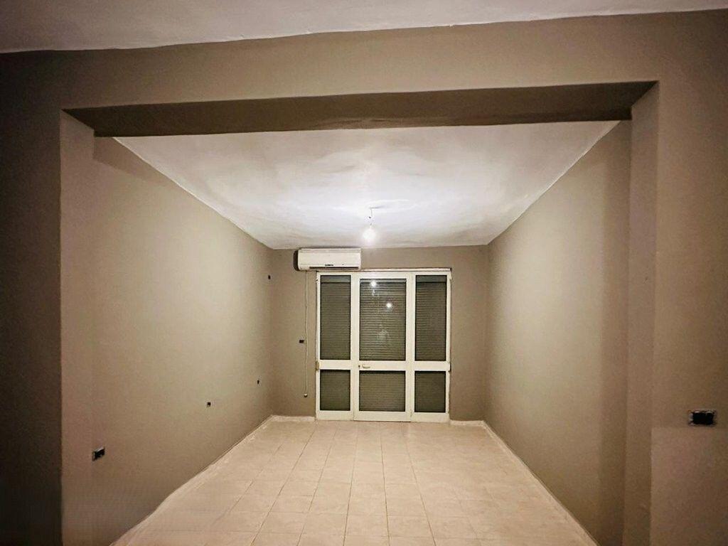 Ambient Për Zyra Me Qira Tek Rr. Kavajës, Pranë Kishës Katolike! 800 € /Muaj