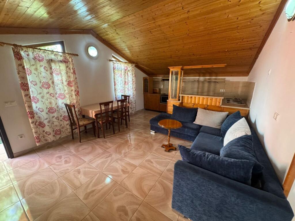 🏡 *2+1 apartment for rent*   📍 *3 Brothers Kondi Street*   🛋️ 3rd floor of a villa, furnished   🚗 Parking spot   👨‍👩‍👧 Only for families   💶 450€