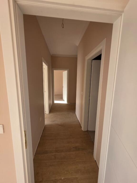 AFFITTASI 2+1 CON 2 BAGNI+POSTO AUTO PER UFFICIO. COMUNE DI PARIGI.